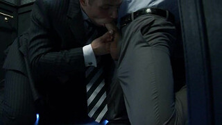 Похотливый парень отсосал мощный член мужика пока они ехали в лифте