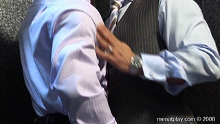 Трахнул симпатичного парня в анал, пока ехал в лифте на свой этаж