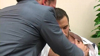 Забыв о работе устроили жаркий гей секс на полу с оральными ласками