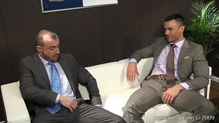 Увидев мощный стояк совершенно забыл о работе и начал активно работать ртом