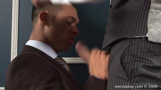 Настоящий мачо хотел купить костюм, но вместо этого сделал минет качку