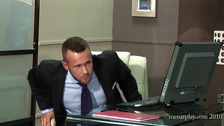 Бородатый качок просто обожает дрючить тугой зад своего приятеля