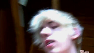 Челкастый парень присел на короткий член друга