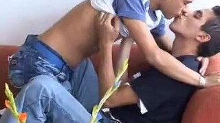 Красивые поцелуи парней студентов перед камерой