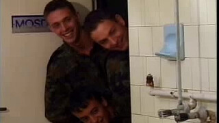 Голые солдаты выполняют упражнения перед дедами