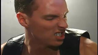 Два хуя одновременно проникают в жопу пассивного мужика