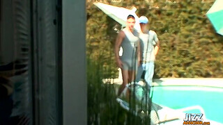 Парень сосет члены сразу троим мускулистым друзьям