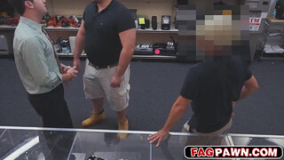 Парня трахнули двое незнакомцев прямо в магазине