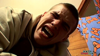 Шлепает по ягодицам парня и ему это нравится