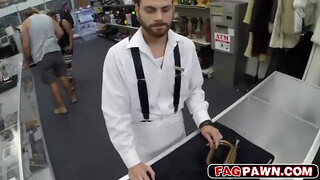 Продавец трахнул бородатого покупателя в сортире магазина