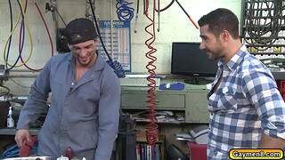 Мускулистые работники трахатся в гараже