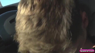 Голубоглазый красавчик сосет огромный хуй перед камерой