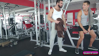 Инструктор трахает спортивного парня в тренажерном зале