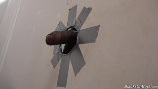 Негр ебет двух 18-летних парней пришедших в глорихол