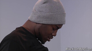 Негр отъебал жопу белого парня студента