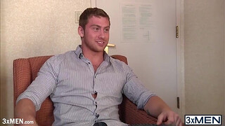 Быстро одел презерватив на хуй и классно трахнул узкий анус