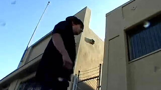 Писсинг парня на улице сняли на скрытую камеру