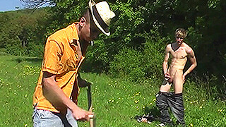 Активный самец трахнул незнакомца в рот и жопу на зеленой лужайке