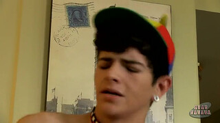 Араб в кепке присел на член актива и немного постоял раком