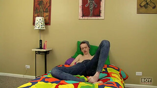 Парень с узким анусом красиво дрочит свой член лежа на кровати