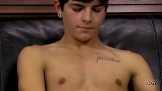 Обнаженный брюнет красиво дрочит член и сует вибратор в попу