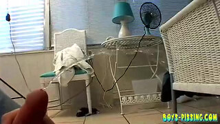 Чувак без стыда нассал себе в рот