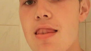 Голый парень красиво позирует в спальне и душе