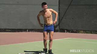 Молодой гей сосет член и лижет яйца любовника