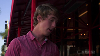 Парень пристроился сзади и трахнул гея в задницу