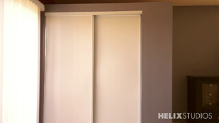 Гей трахает дружка в плотную попку в ванной комнате