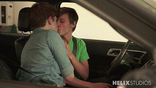 Парень в позе наездницы скачет на члене гея