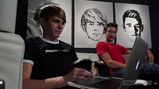 Гей играется с членом своего дружка и трахает его в задницу