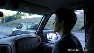 Молодые голубки трахаются через презерватив в салоне машины