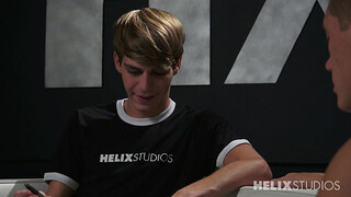 Голубой парень трахает друга в рот и в сладкую попку