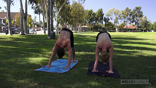 Блондин дал в попку брюнету и кончил от его большого члена