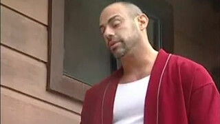 Незваному гостю пришлось отсосать хер у друга - гея