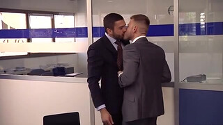 Красавчик облизывает хер своему другу в гей порно