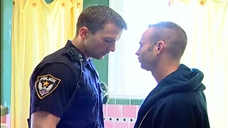 Милицейский занимается анальным сексом с мускулистым хулиганом