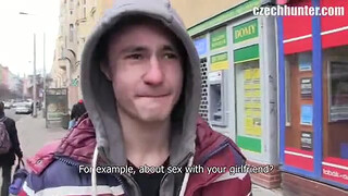 Случайный прохожий сосет огромный хер гея