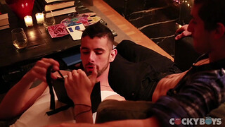 Троица геев в спальне устроили клевые поебушки и минет