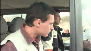 Молодые парни занимается еблей в машине