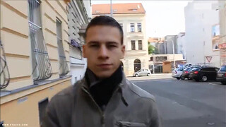 Качок долбит анус симпатичного гея в спальне