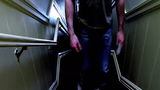 Гей медведь долбит очко мускулистого чувака в спальне