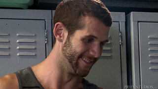 Спортивный мальчик отсосал хуй своего соперника в раздевалке