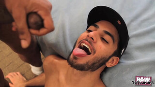 Красивый спортсмен нежно сосет член одногруппника в спальне