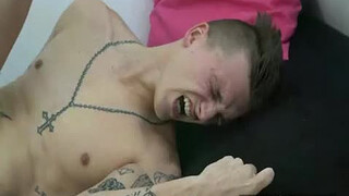 Парень с татуировками долбит жопу симпатичного гея