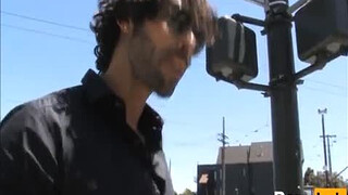 Красивый мачо возбуждает минетом своего собеседника в этом гейском порно