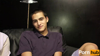 Парень сосет хер друга и кайфует от дрочки