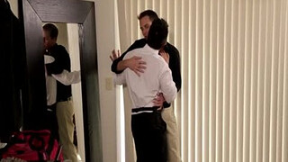 Чувак отлизывает член парню в красивой форме