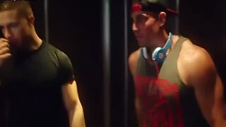 Молодой парень дрочит пенис и получает кайф